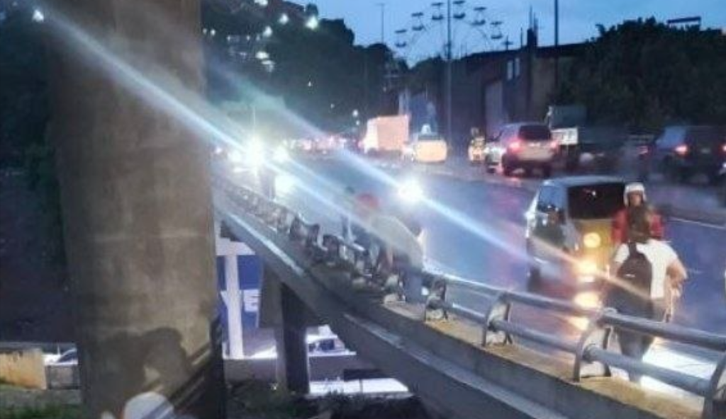 Reportan persona desde un puente en Caracas